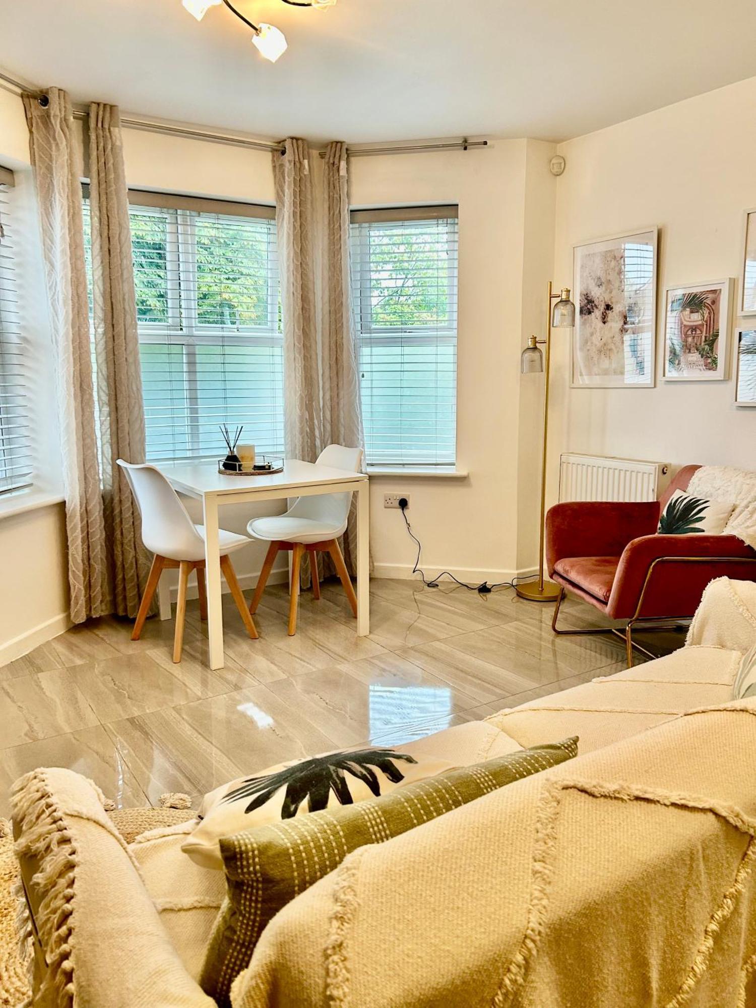 Modern 2 Bed Apartment With Free Parking And Netflix Dawley Exterior photo