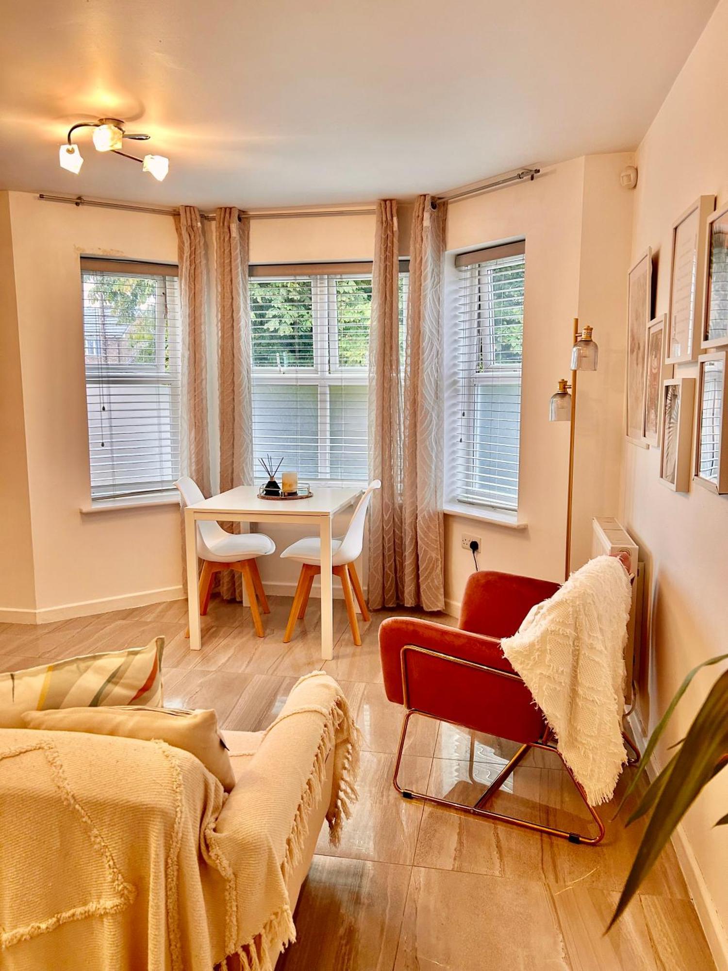 Modern 2 Bed Apartment With Free Parking And Netflix Dawley Exterior photo