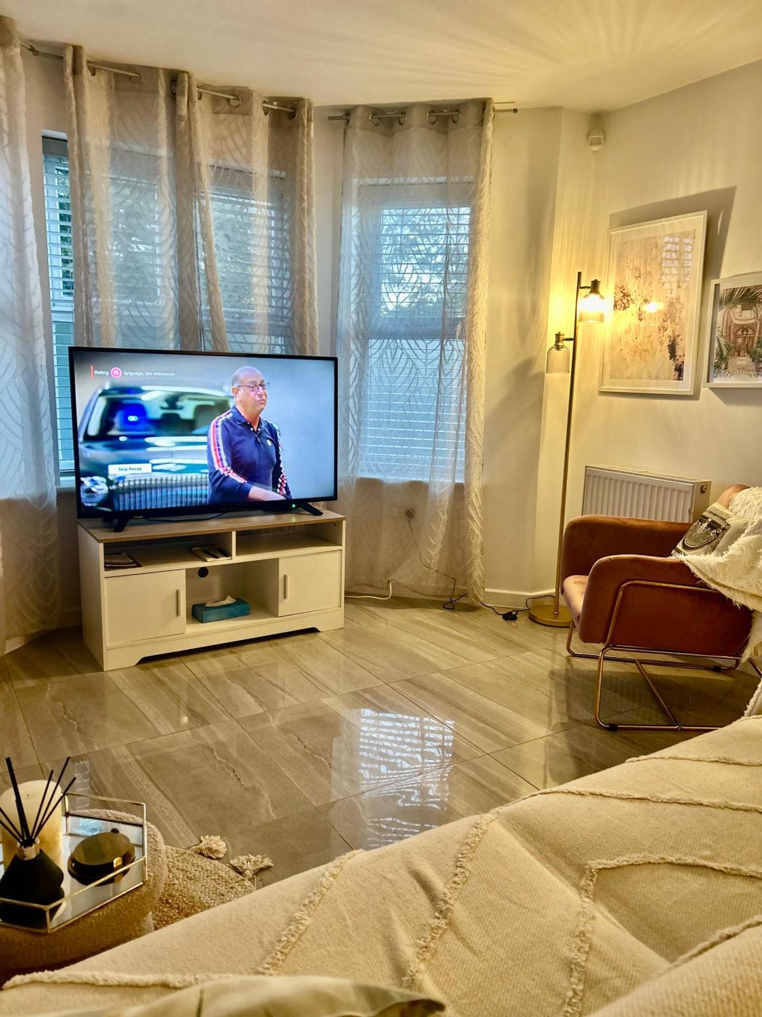 Modern 2 Bed Apartment With Free Parking And Netflix Dawley Exterior photo