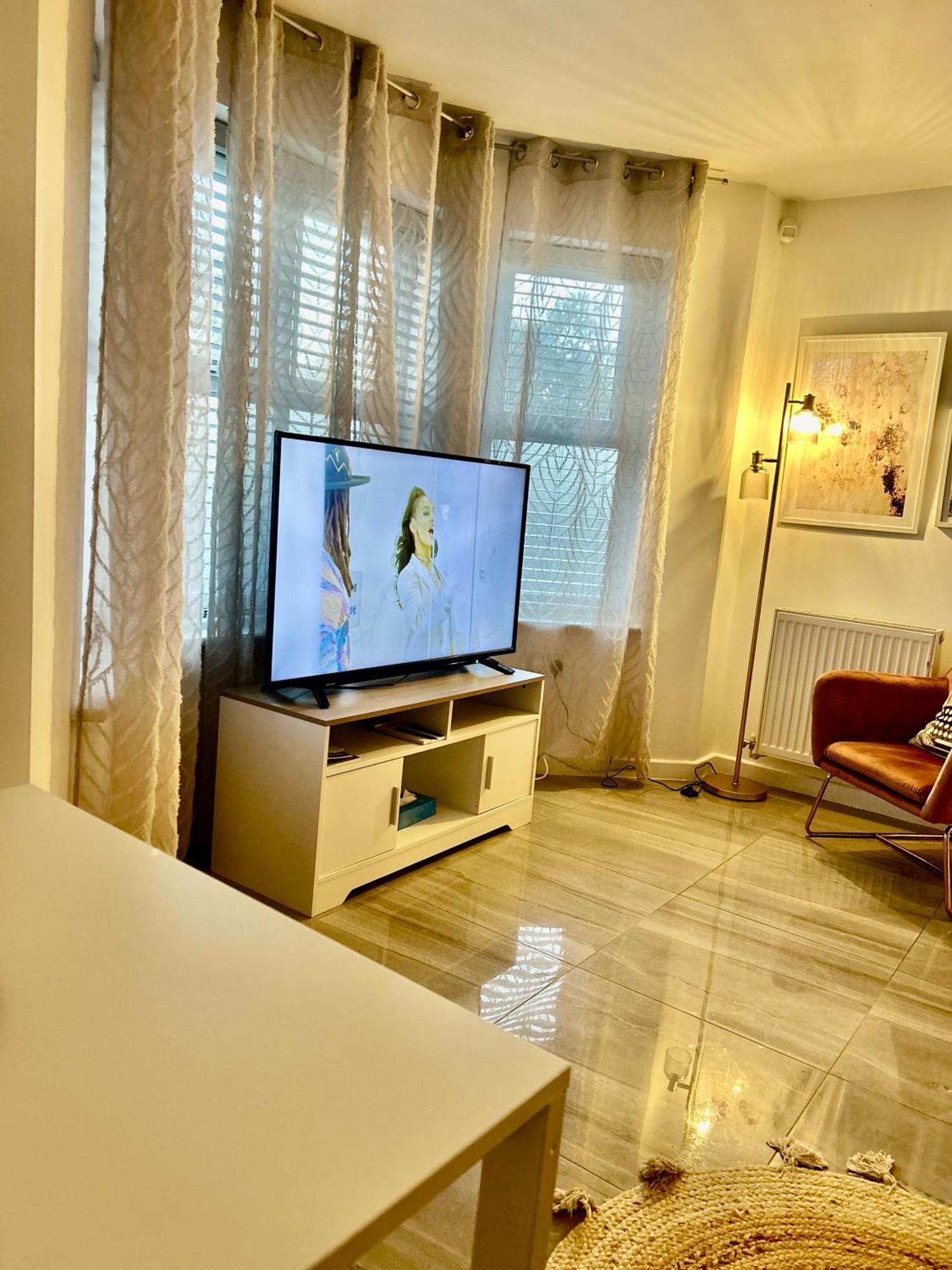 Modern 2 Bed Apartment With Free Parking And Netflix Dawley Exterior photo