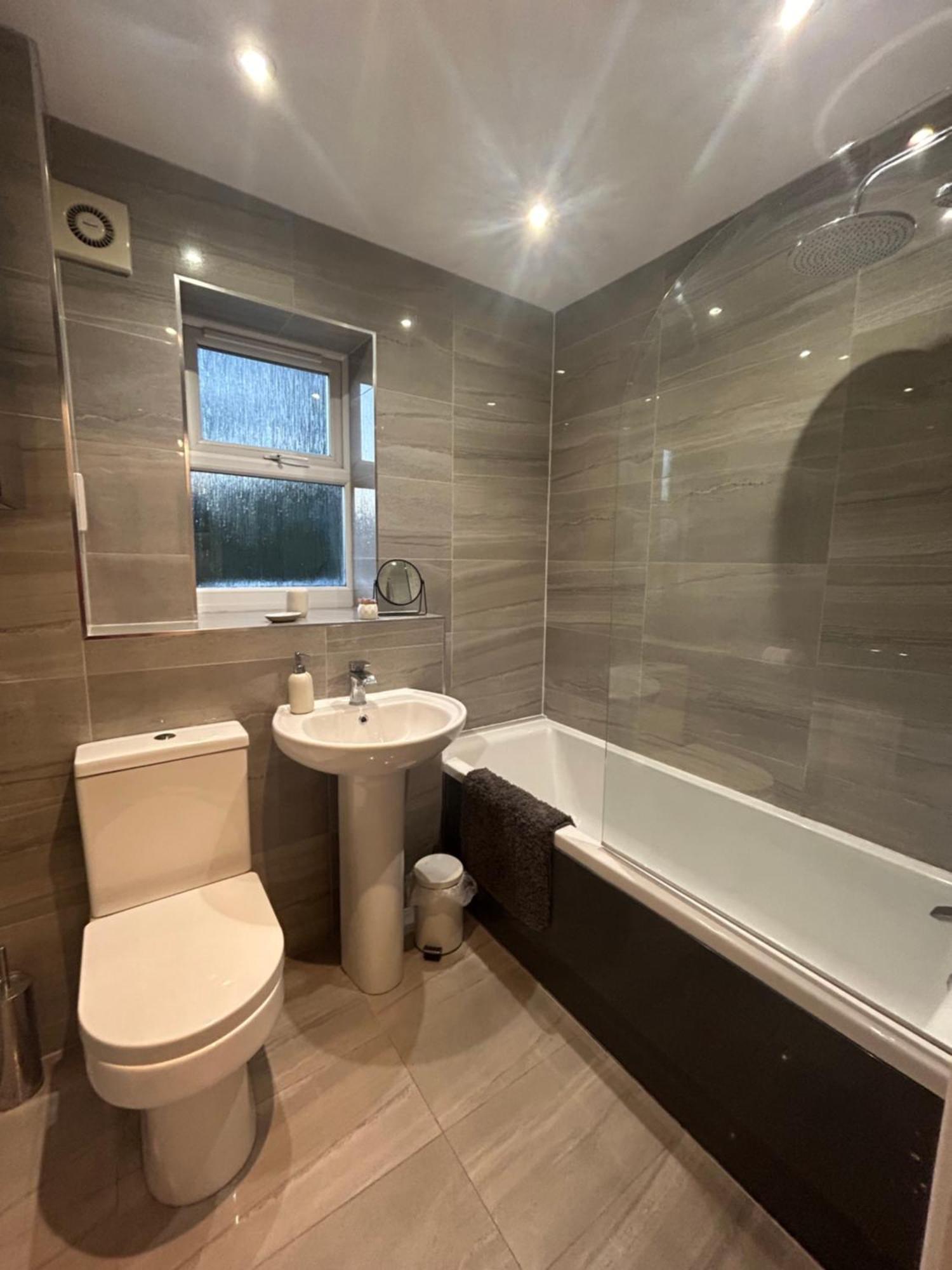 Modern 2 Bed Apartment With Free Parking And Netflix Dawley Exterior photo