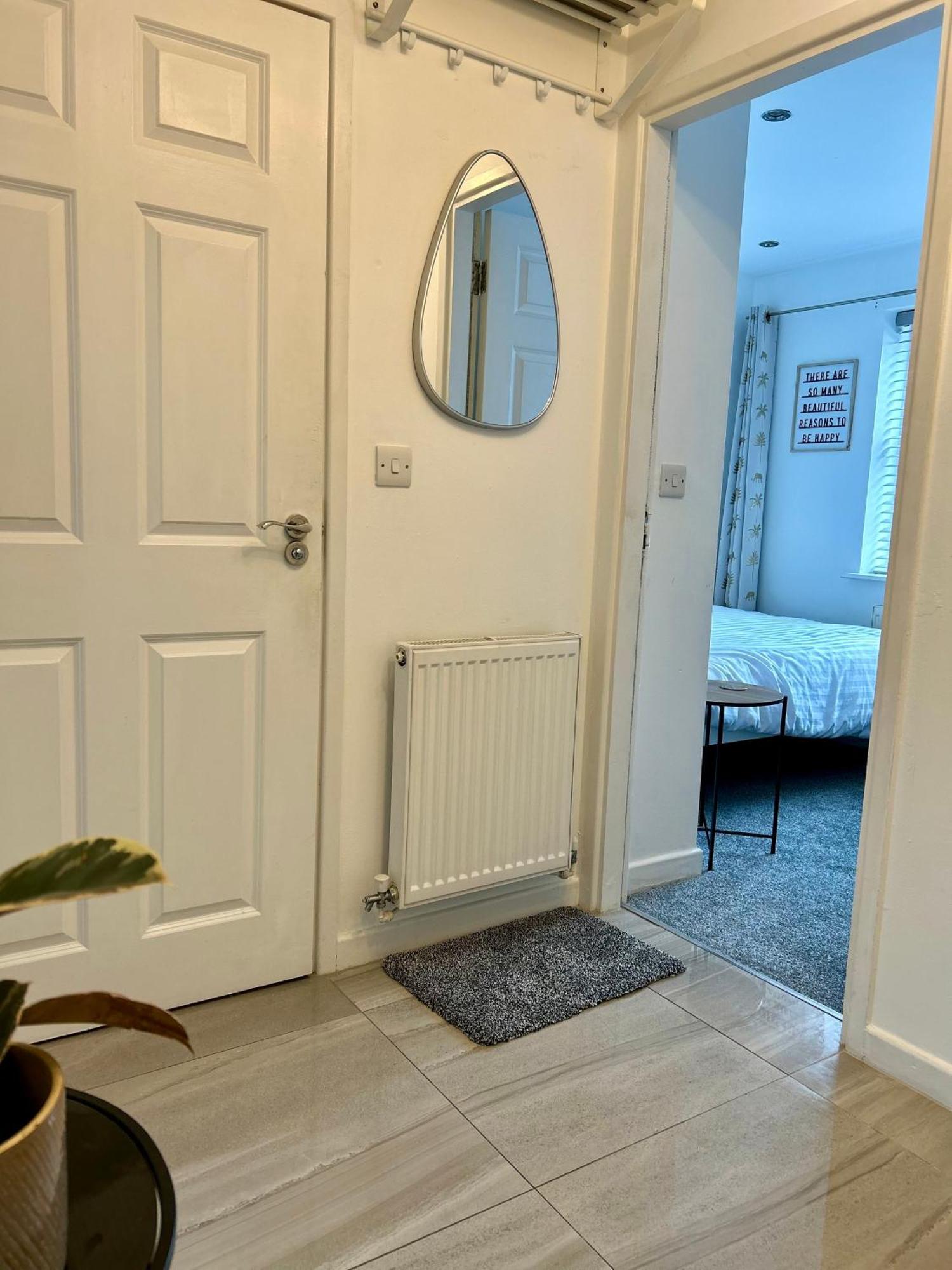Modern 2 Bed Apartment With Free Parking And Netflix Dawley Exterior photo