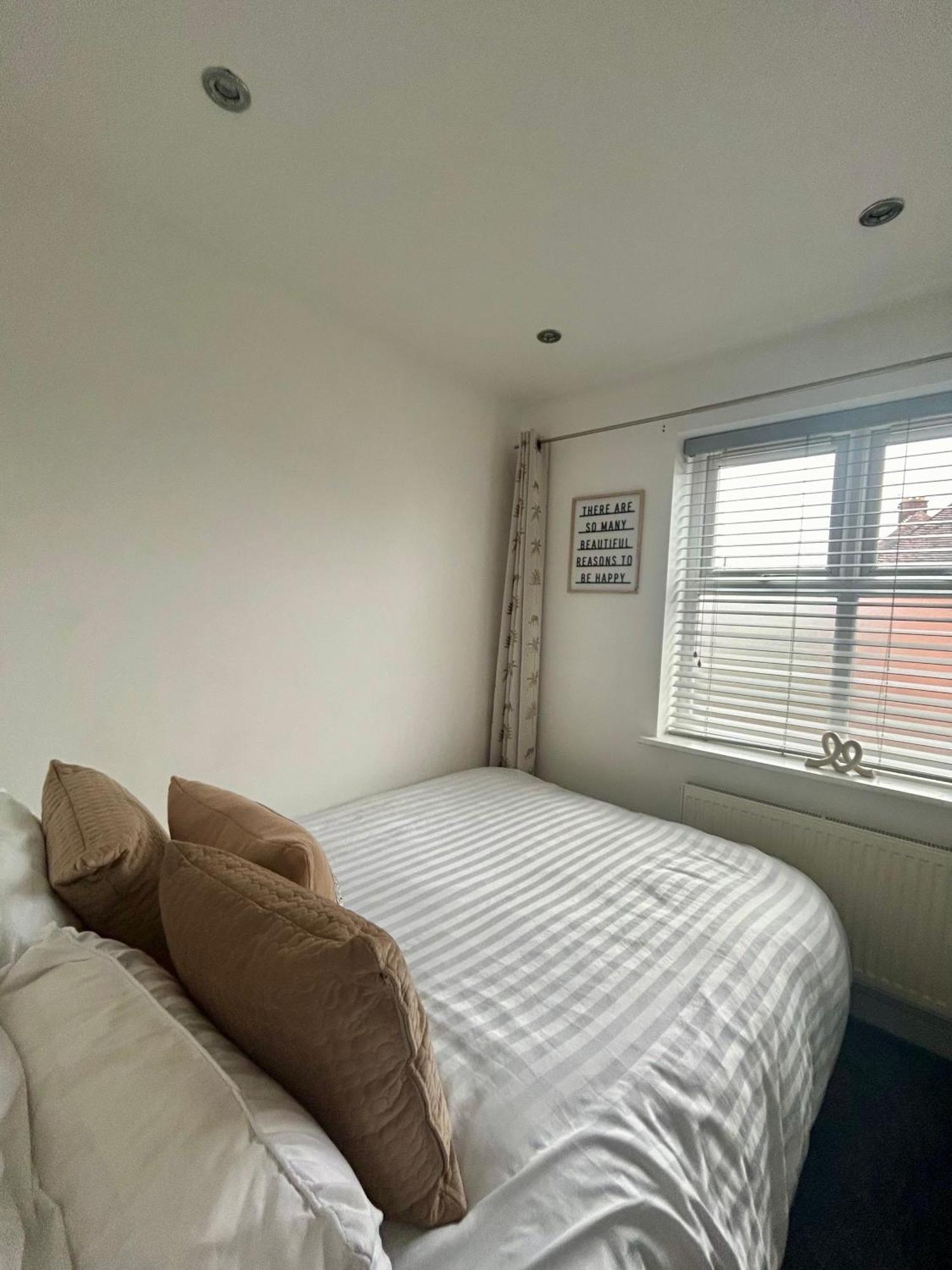 Modern 2 Bed Apartment With Free Parking And Netflix Dawley Exterior photo