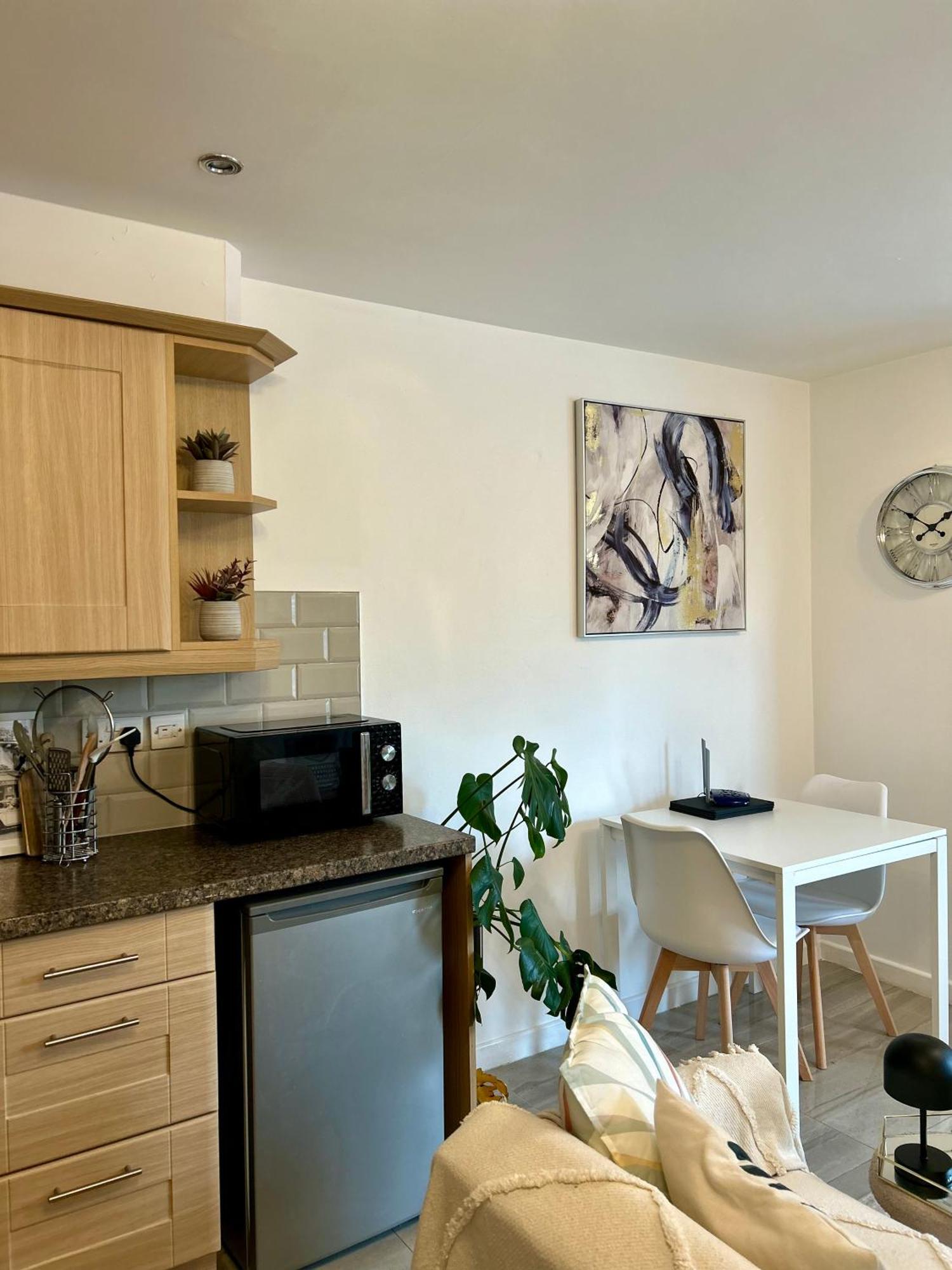 Modern 2 Bed Apartment With Free Parking And Netflix Dawley Exterior photo