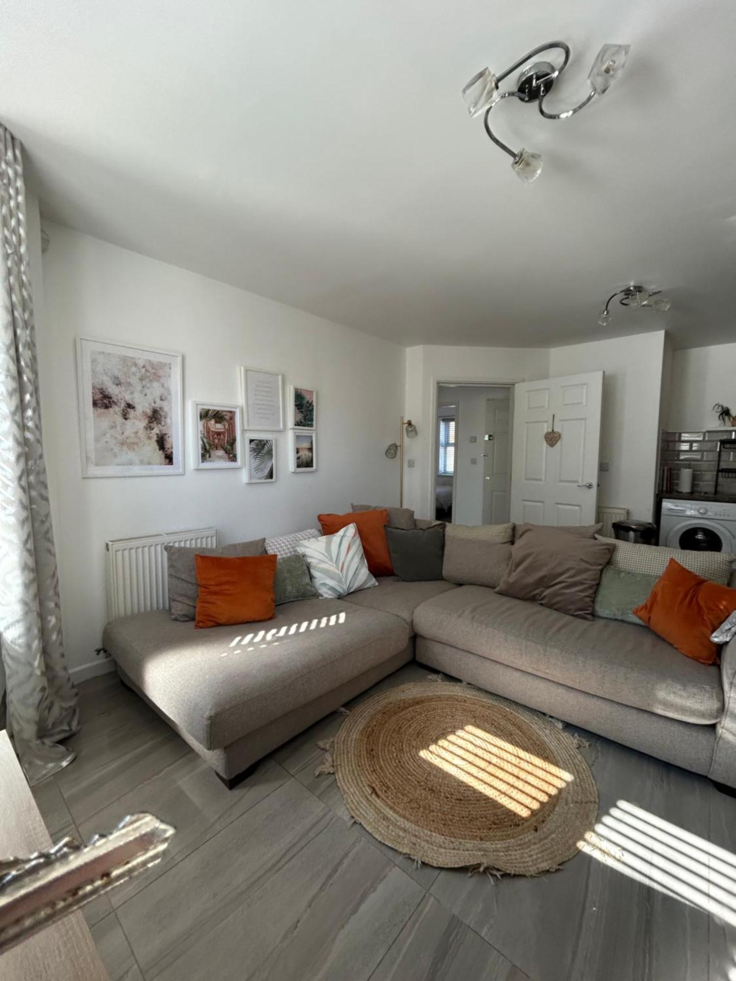 Modern 2 Bed Apartment With Free Parking And Netflix Dawley Exterior photo