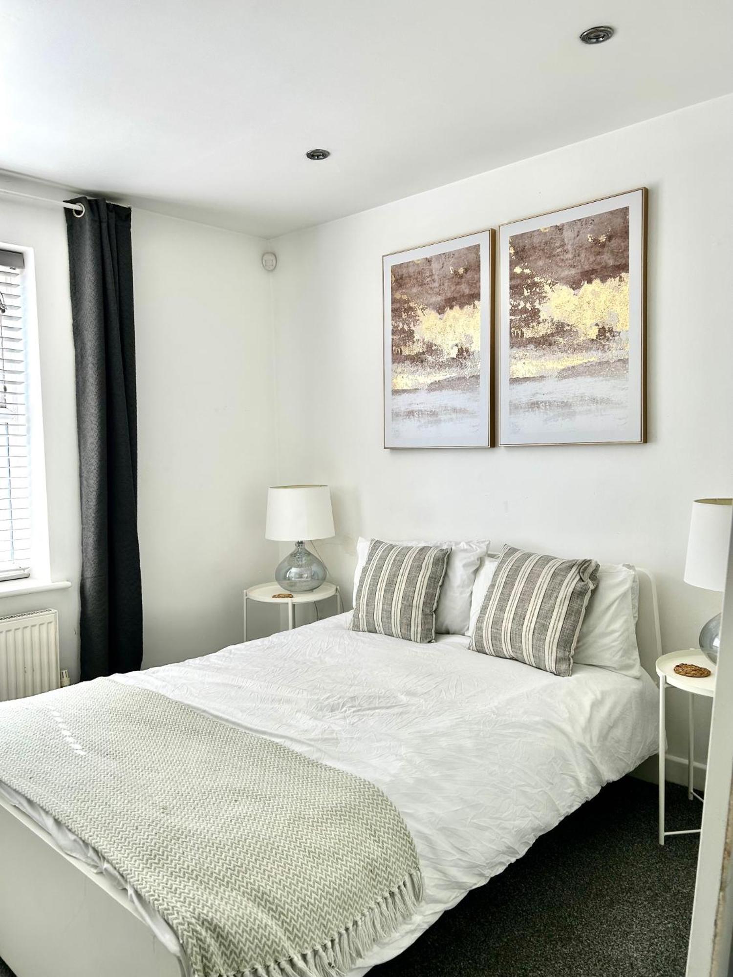 Modern 2 Bed Apartment With Free Parking And Netflix Dawley Exterior photo